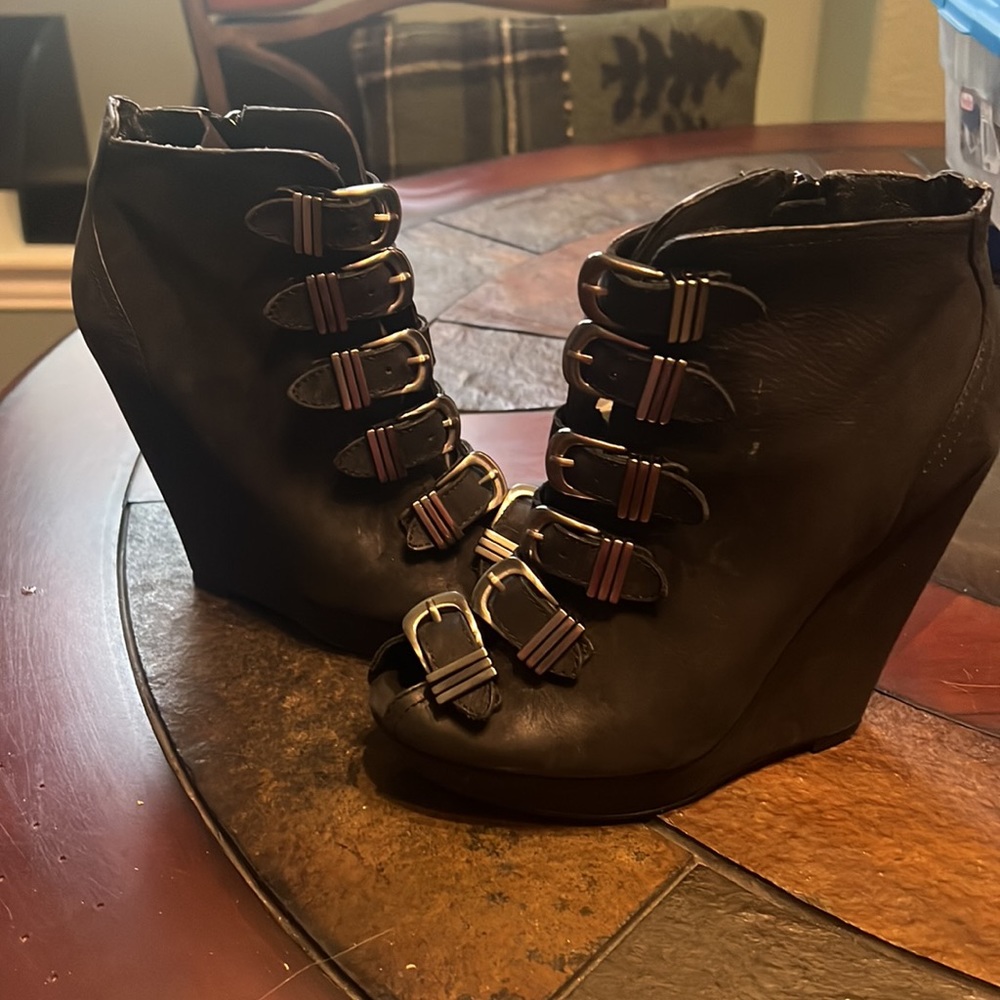 Trouve leather size 6 wedge black w: zipper